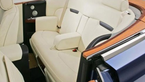 Rolls Royce heeft een naam op te houden als het gaat om het fabriceren van wonderschone cabrios. En gelukkig hebben ze besloten om ook met de nieuwe koers die ze ingevaren zijn, weer een cabrio te pr