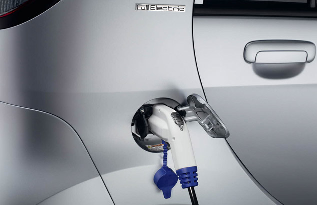 Prijs en uitvoeringen Peugeot iOn op een rij. Peugeot brengt de elektrische stadsauto opnieuw op de Nederlandse markt, maar nu voor een lagere prijs van 21.995 euro.