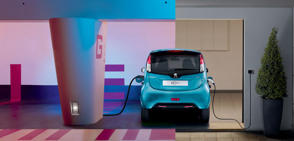 Prijs en uitvoeringen Peugeot iOn op een rij. Peugeot brengt de elektrische stadsauto opnieuw op de Nederlandse markt, maar nu voor een lagere prijs van 21.995 euro.