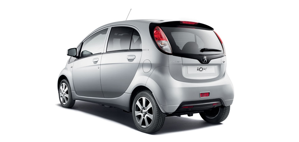 Prijs en uitvoeringen Peugeot iOn op een rij. Peugeot brengt de elektrische stadsauto opnieuw op de Nederlandse markt, maar nu voor een lagere prijs van 21.995 euro.