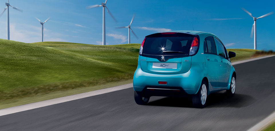 Prijs en uitvoeringen Peugeot iOn op een rij. Peugeot brengt de elektrische stadsauto opnieuw op de Nederlandse markt, maar nu voor een lagere prijs van 21.995 euro.