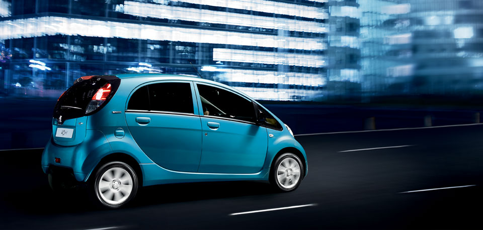 Prijs en uitvoeringen Peugeot iOn op een rij. Peugeot brengt de elektrische stadsauto opnieuw op de Nederlandse markt, maar nu voor een lagere prijs van 21.995 euro.