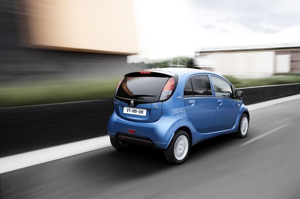 Prijs en uitvoeringen Peugeot iOn op een rij. Peugeot brengt de elektrische stadsauto opnieuw op de Nederlandse markt, maar nu voor een lagere prijs van 21.995 euro.