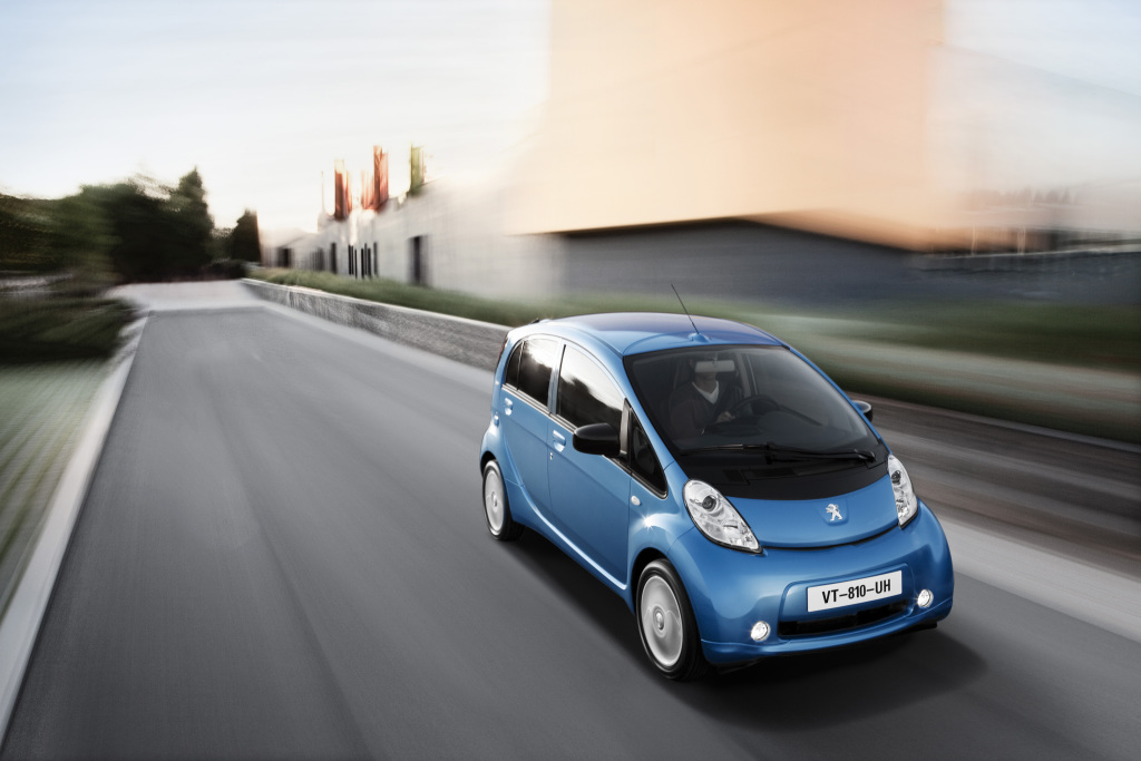 Prijs en uitvoeringen Peugeot iOn op een rij. Peugeot brengt de elektrische stadsauto opnieuw op de Nederlandse markt, maar nu voor een lagere prijs van 21.995 euro.