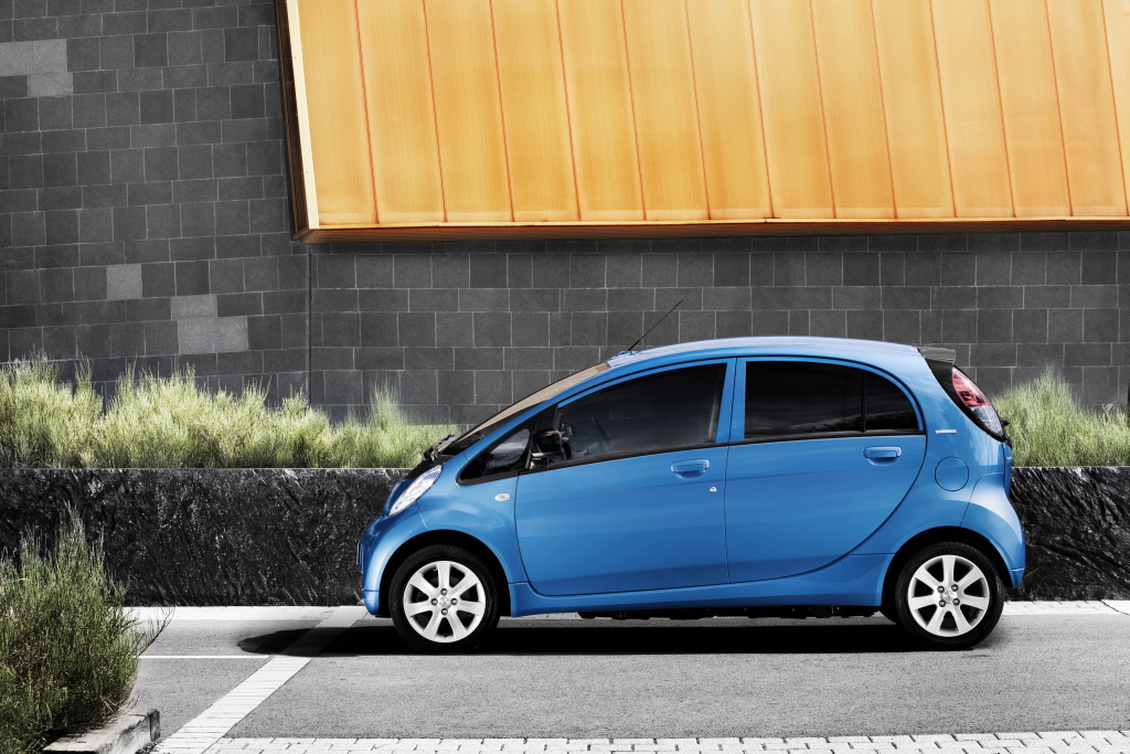 Prijs en uitvoeringen Peugeot iOn op een rij. Peugeot brengt de elektrische stadsauto opnieuw op de Nederlandse markt, maar nu voor een lagere prijs van 21.995 euro.