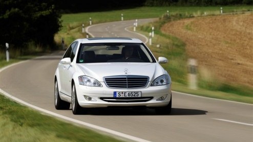 Mercedes-Benz heeft de S 320 CDI op dieet gezet. Dit mondde uit in de BlueEfficiency-uitvoering die zon 10% zuiniger zijn werk doet. Eind dit jaar wordt deze spaar-limousine leverbaar voor een prijs