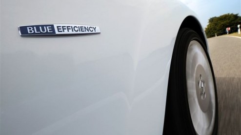 Mercedes-Benz heeft de S 320 CDI op dieet gezet. Dit mondde uit in de BlueEfficiency-uitvoering die zon 10% zuiniger zijn werk doet. Eind dit jaar wordt deze spaar-limousine leverbaar voor een prijs