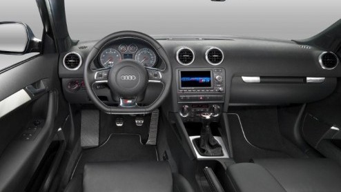Audi vond het hoog tijd om de A3 aan te pakken, alhoewel ze erg behoudend te werk zijn gegaan. Op technisch vlak zien we echter wel een aantal noviteiten. Bovendien maakt de Duitse fabrikant maar mete