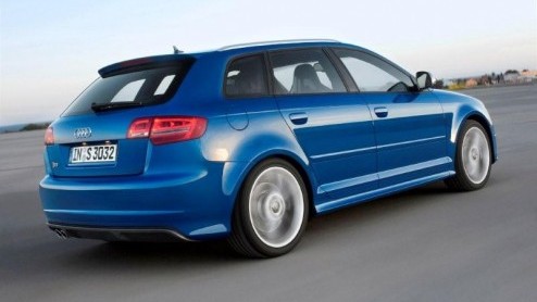 Audi vond het hoog tijd om de A3 aan te pakken, alhoewel ze erg behoudend te werk zijn gegaan. Op technisch vlak zien we echter wel een aantal noviteiten. Bovendien maakt de Duitse fabrikant maar mete