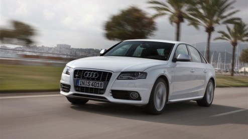 De kans om dit jaar nog weg te rijden in een nieuwe Audi S4 is klein, maar je kunt m al wel bestellen. De Duitse sportieveling staat vanaf 71.055 euro als sedan in de prijslijst. De Avant kost ongeve