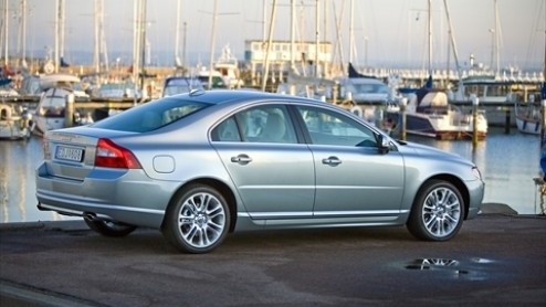 Volvo's topdiesel, de 2.4 liter vijfcilinder, wordt onder handen genomen voor een extra krachtige versie. Naast de al leverbaar zijnde 126, 163, 175 en 185 pk sterke variant kunnen we ook een variant