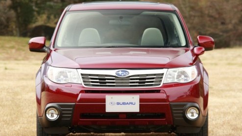 De nieuwe Subaru Forester is een feit. Na enkele schetsen en scoops is de Forester nu in officile gedaante te zien, onthuld in thuisland Japan. De Forester groeide in afmetingen en kreeg een wat meer