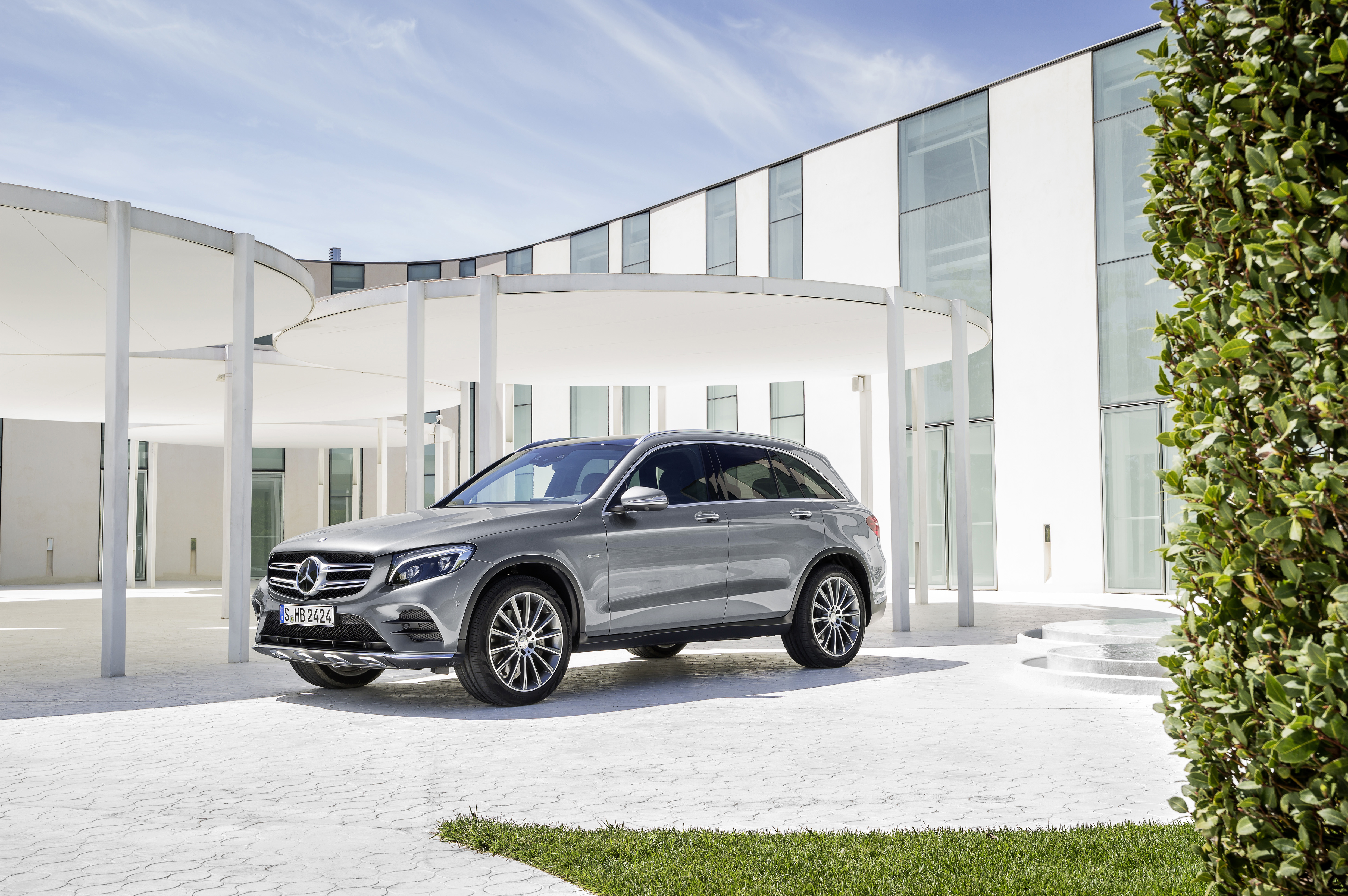 SUV's blijken vriendelijker voor voetgangers dan gedacht. De Lexus RX 450h en Mercedes GLC ligt hoger dan menig niet-SUV zoals de Jaguar XE, Audi A4 of Toyota Avensis.