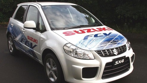 Tijdens de G8-top in Japan introduceert Suzuki de SX4-FCV. Met hoogstaande techniek en de opslag van de remenergie weet deze brandstofcelauto hoge ogen te gooien.