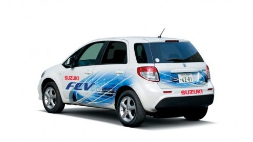 Hij stond al een keer in Japan, nu staat hij in de Franse lichtstad: de Suzuki SX4-FCV. Een compacte auto met brandstofcel, ontwikkeld met hulp van General Motors. De Japanners zijn er druk mee aan he