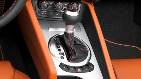 Audi heeft met de S-tronic versnellingsbak een sterke troef in handen. De razendsnelle schakeltijd en daarbijbehorende rijbeleving kan op vele liefhebbers rekenen. Feit is wel dat deze bak met een bep