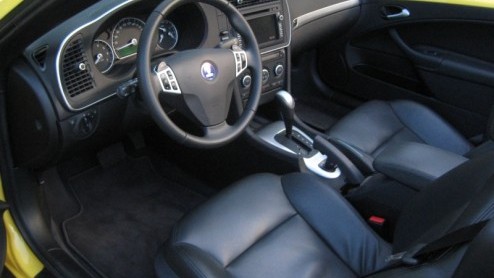 Veelal wordt de Saabrijder omschreven als een nuchtere, representatieve rijder, die veel waarde hecht aan luxe, veiligheid en comfort, zonder zo nodig op te vallen. Toch voldoet onze Saab 9-3 Cabriole