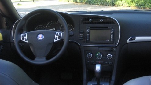 Veelal wordt de Saabrijder omschreven als een nuchtere, representatieve rijder, die veel waarde hecht aan luxe, veiligheid en comfort, zonder zo nodig op te vallen. Toch voldoet onze Saab 9-3 Cabriole