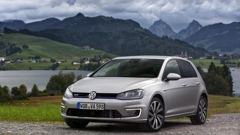 Autotest Volkswagen Golf GTE, de eerste Golf plug-in hybride. In Nederland voor zakelijk rijders met 7% bijtelling vanaf 119 euro per maand.