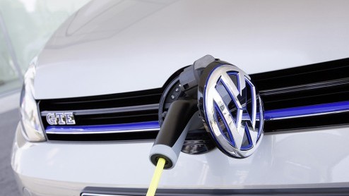 Autotest Volkswagen Golf GTE, de eerste Golf plug-in hybride. In Nederland voor zakelijk rijders met 7% bijtelling vanaf 119 euro per maand.