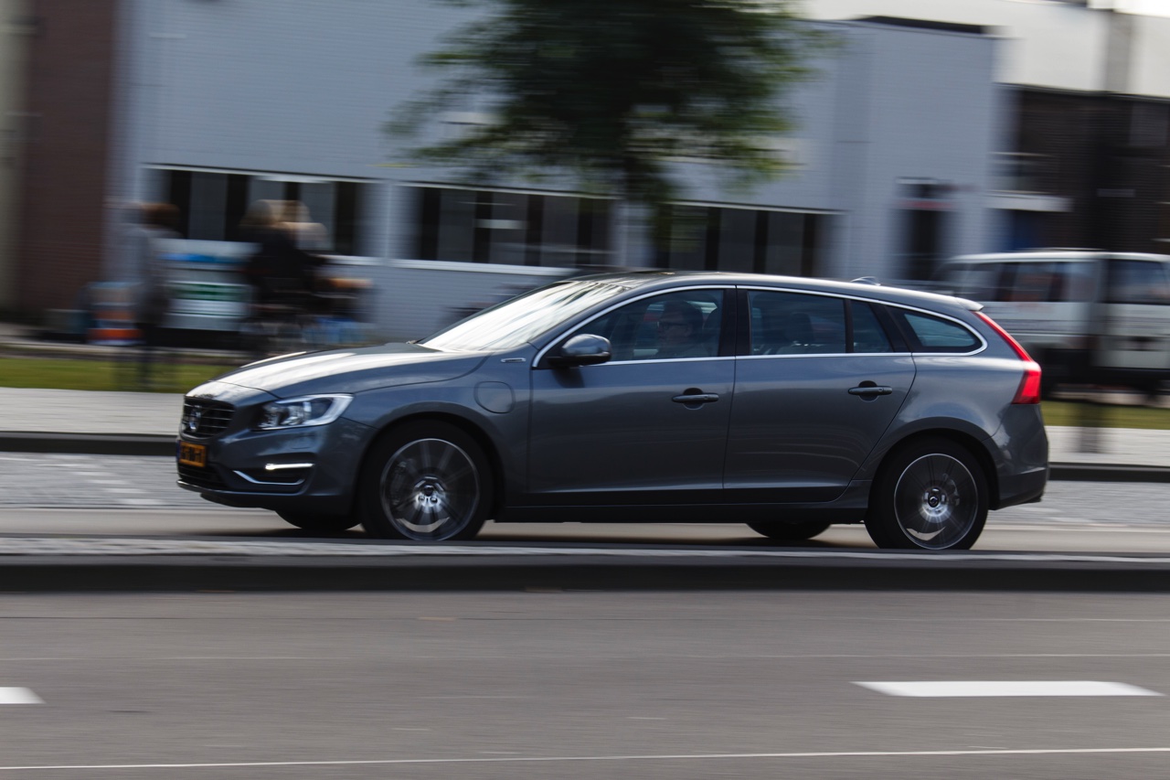Autotest Volvo V60 D5 Twin Engine, de plug-in hybride met in 2016 nog vijf jaar lang 15% bijtelling. Wat heeft de Zweedse Estate te bieden voor de lease? Wij stappen in.