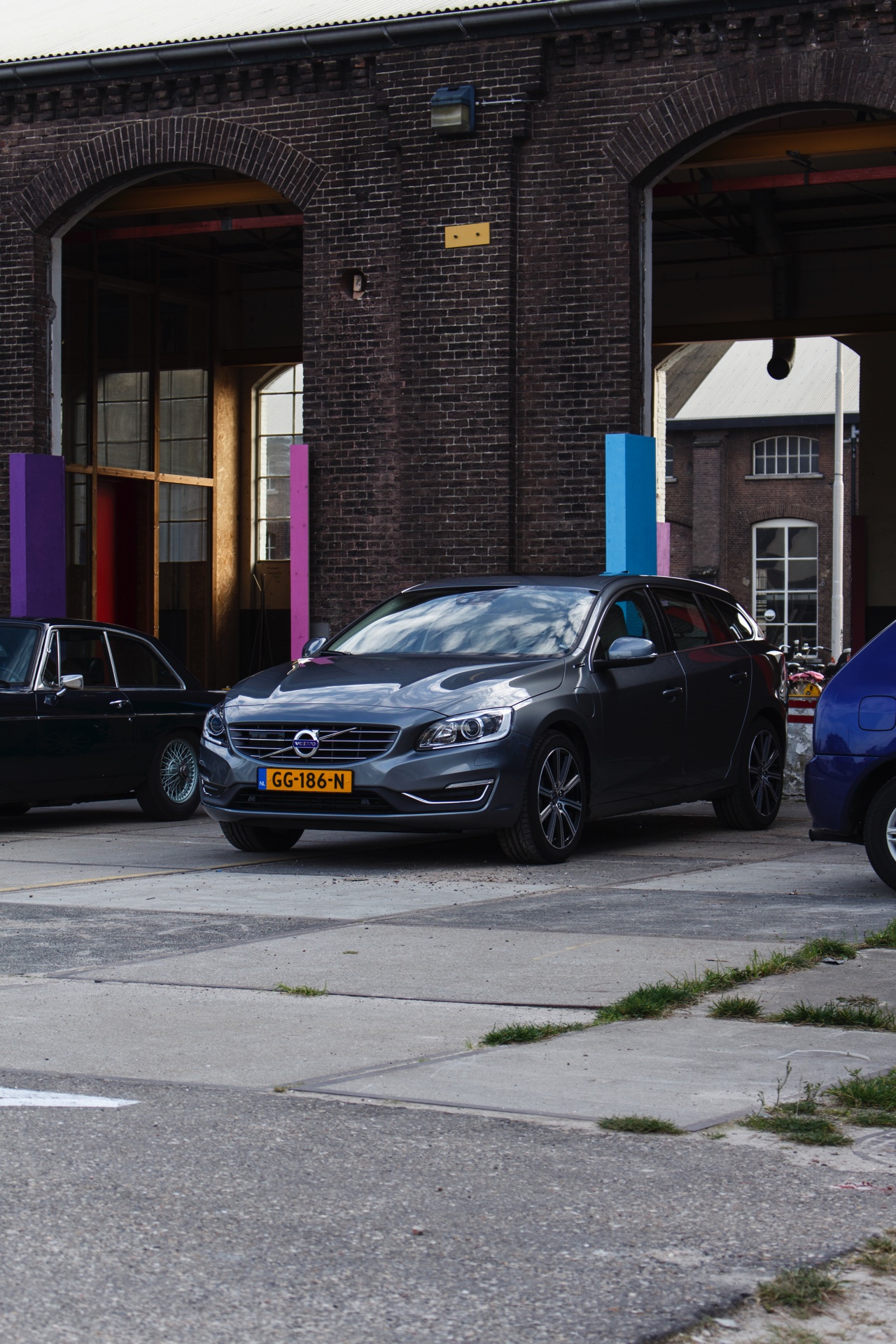 Autotest Volvo V60 D5 Twin Engine, de plug-in hybride met in 2016 nog vijf jaar lang 15% bijtelling. Wat heeft de Zweedse Estate te bieden voor de lease? Wij stappen in.