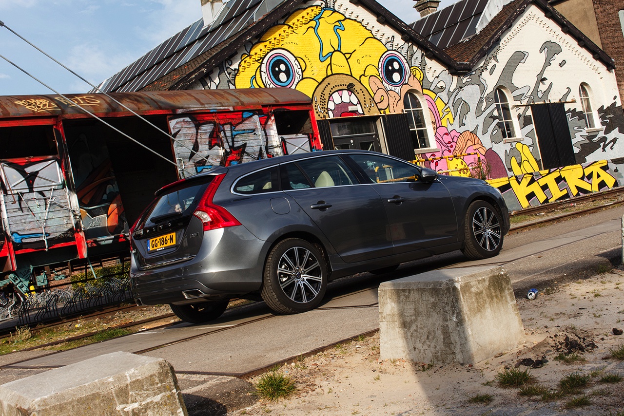 Autotest Volvo V60 D5 Twin Engine, de plug-in hybride met in 2016 nog vijf jaar lang 15% bijtelling. Wat heeft de Zweedse Estate te bieden voor de lease? Wij stappen in.