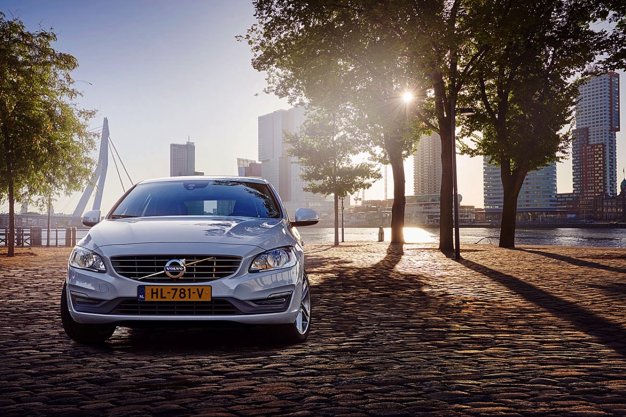 Autotest Volvo V60 D5 Twin Engine, de plug-in hybride met in 2016 nog vijf jaar lang 15% bijtelling. Wat heeft de Zweedse Estate te bieden voor de lease? Wij stappen in.