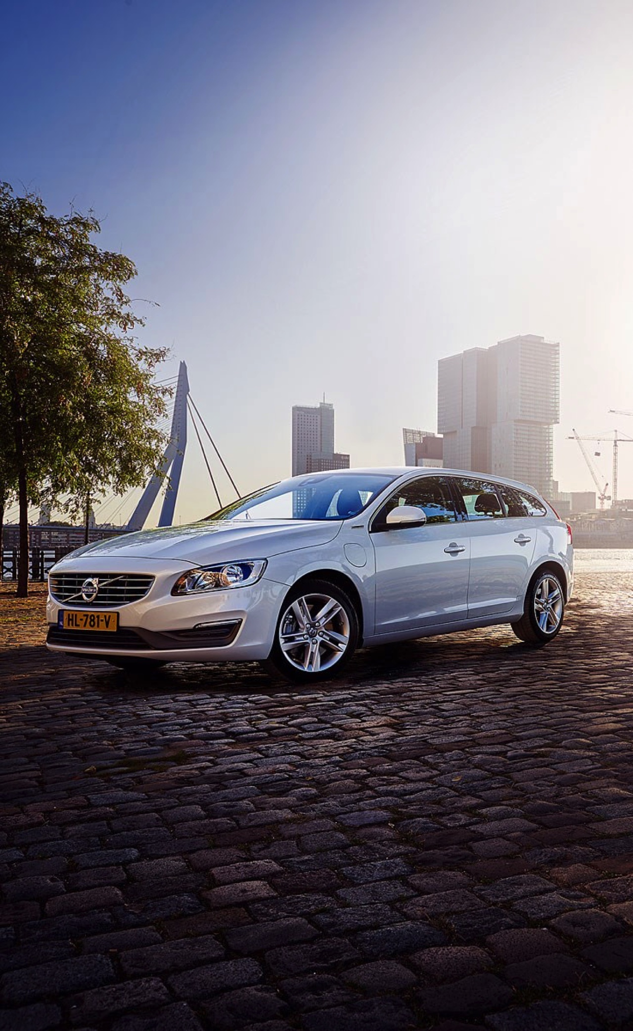 Autotest Volvo V60 D5 Twin Engine, de plug-in hybride met in 2016 nog vijf jaar lang 15% bijtelling. Wat heeft de Zweedse Estate te bieden voor de lease? Wij stappen in.