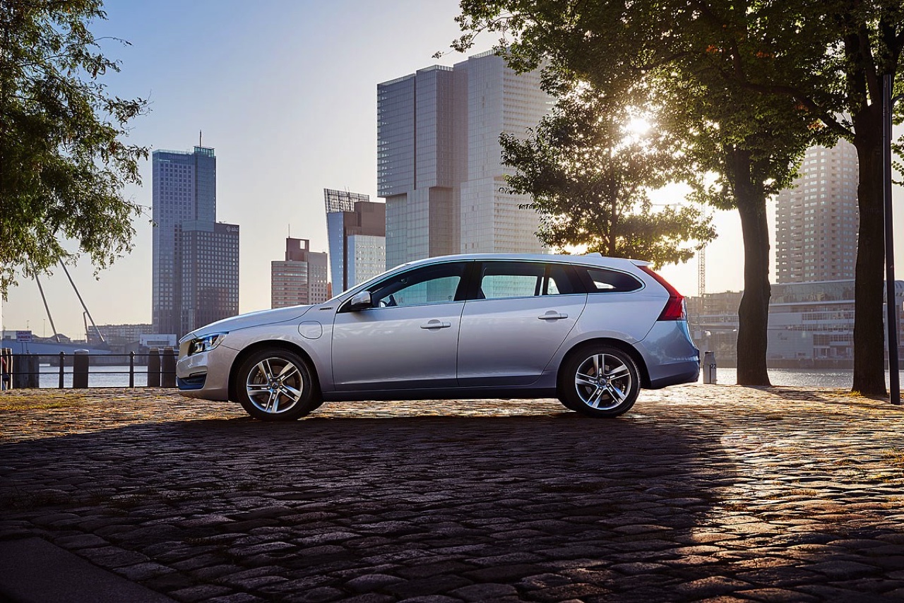Autotest Volvo V60 D5 Twin Engine, de plug-in hybride met in 2016 nog vijf jaar lang 15% bijtelling. Wat heeft de Zweedse Estate te bieden voor de lease? Wij stappen in.
