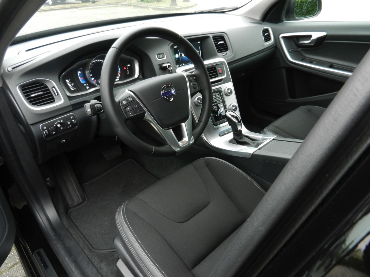 Autotest Volvo V60 D5 Twin Engine, de plug-in hybride met in 2016 nog vijf jaar lang 15% bijtelling. Wat heeft de Zweedse Estate te bieden voor de lease? Wij stappen in.