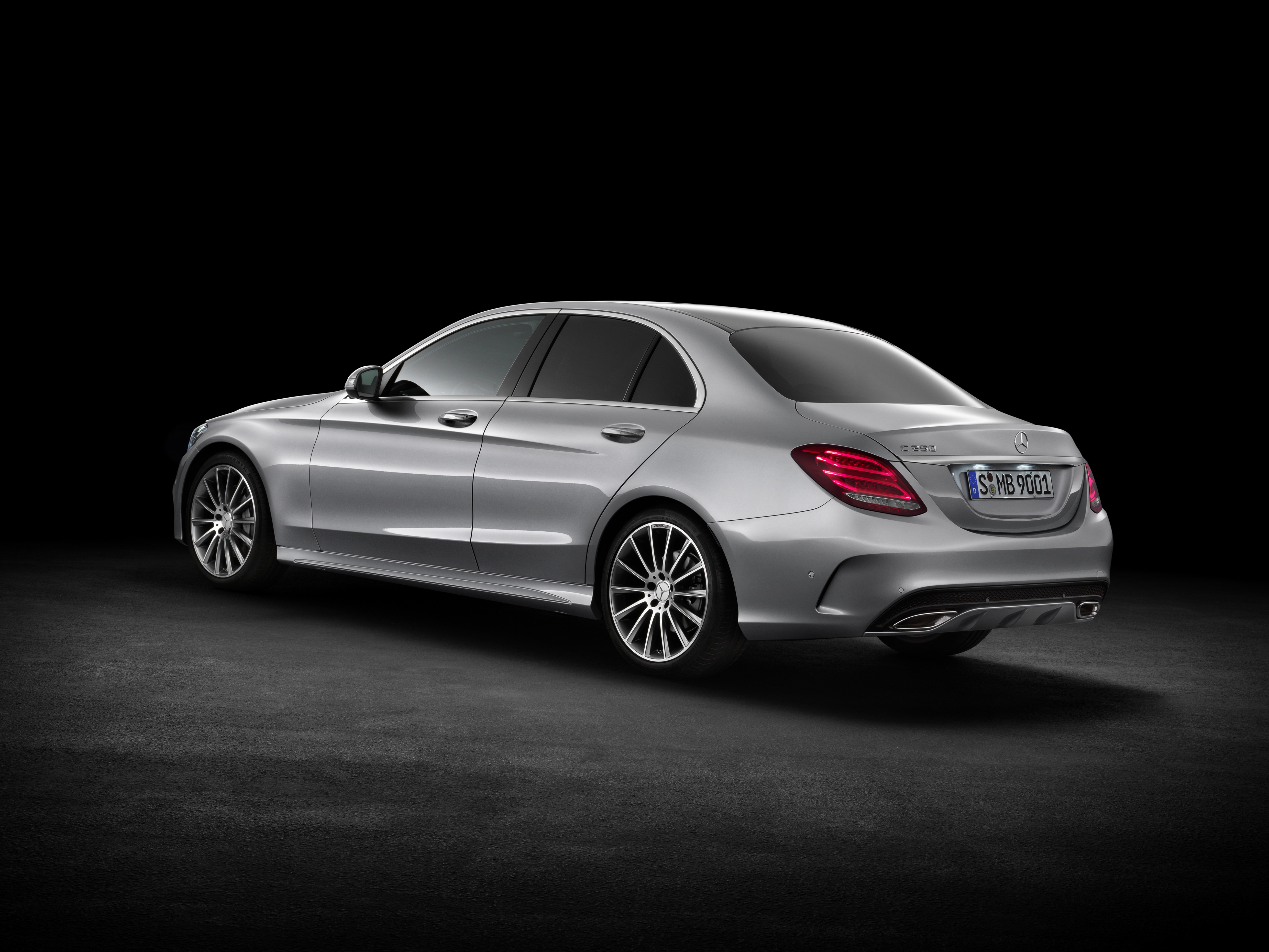 Wel de looks maar niet het vermogen. Dat is de kern van de Mercedes C-Klasse AMG Sport Editions met AMG Line en nog meer luxe.