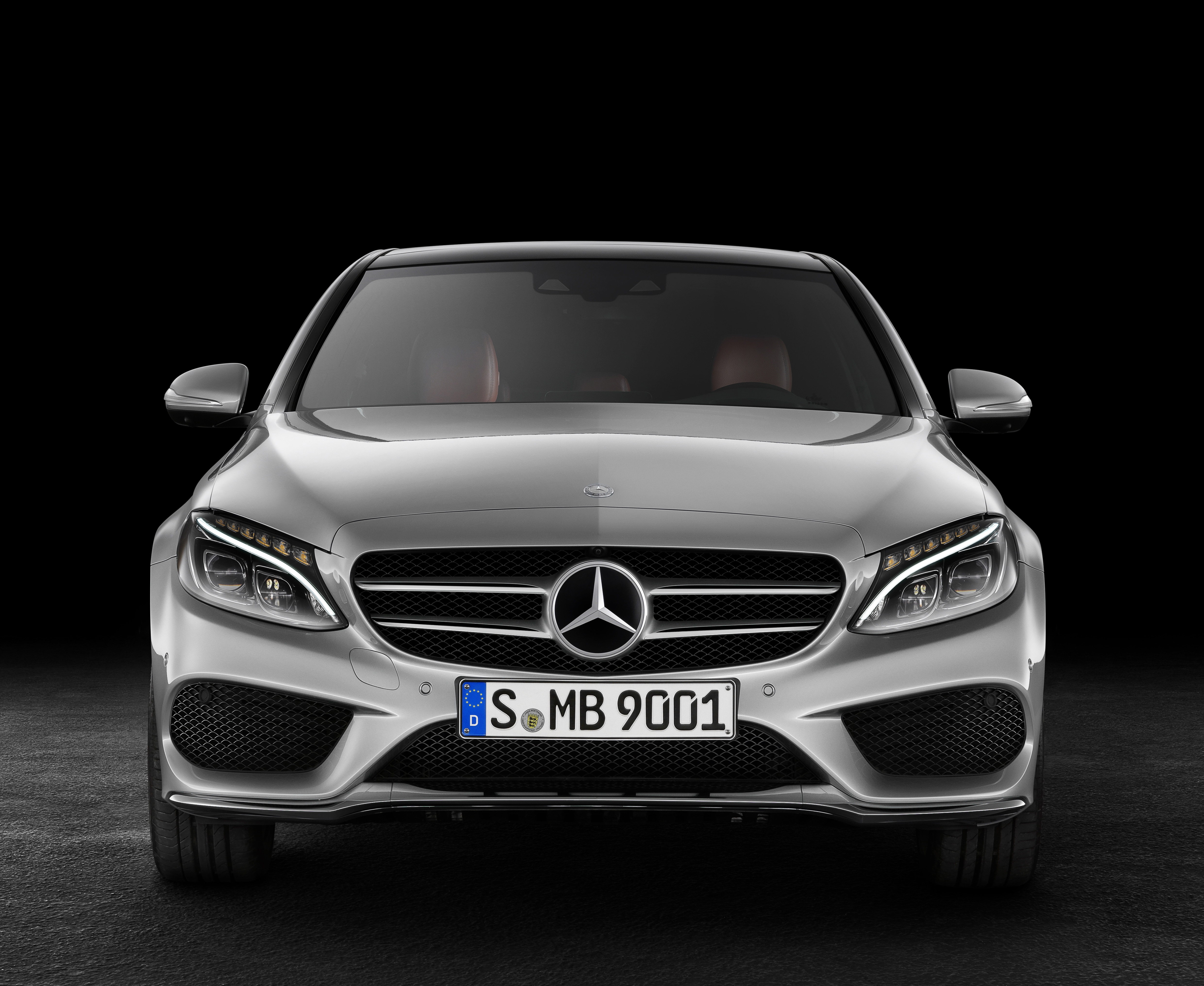 Wel de looks maar niet het vermogen. Dat is de kern van de Mercedes C-Klasse AMG Sport Editions met AMG Line en nog meer luxe.