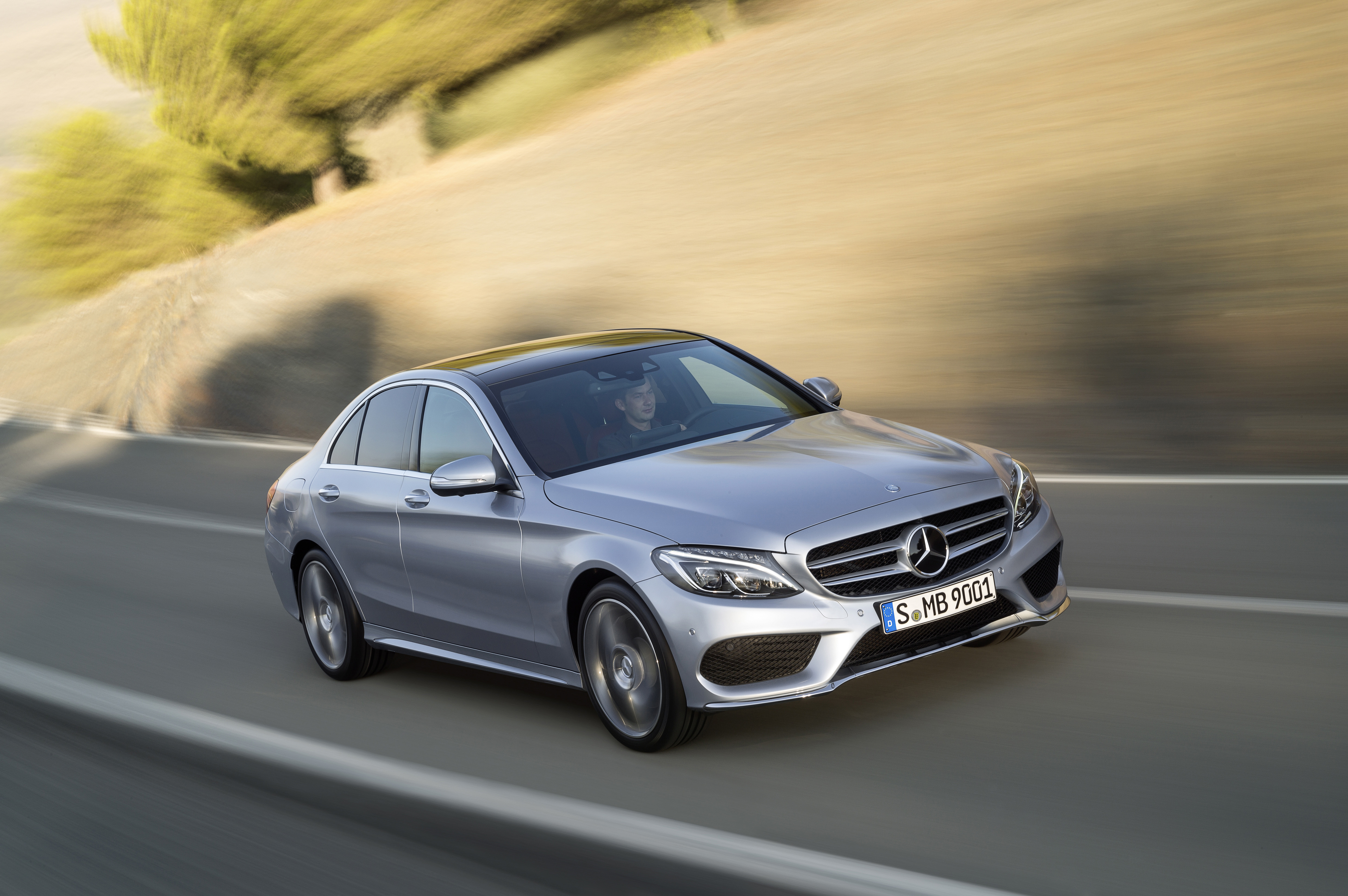 Wel de looks maar niet het vermogen. Dat is de kern van de Mercedes C-Klasse AMG Sport Editions met AMG Line en nog meer luxe.