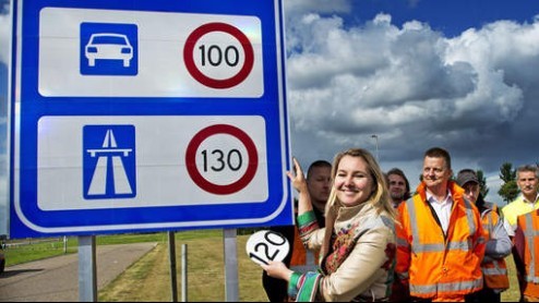 Minister Melanie Schultz (Infrastructuur) gaat de komende tijd 'zo veel mogelijk nadenken' over een betere manier om de maximumsnelheid op snelwegen te communiceren.