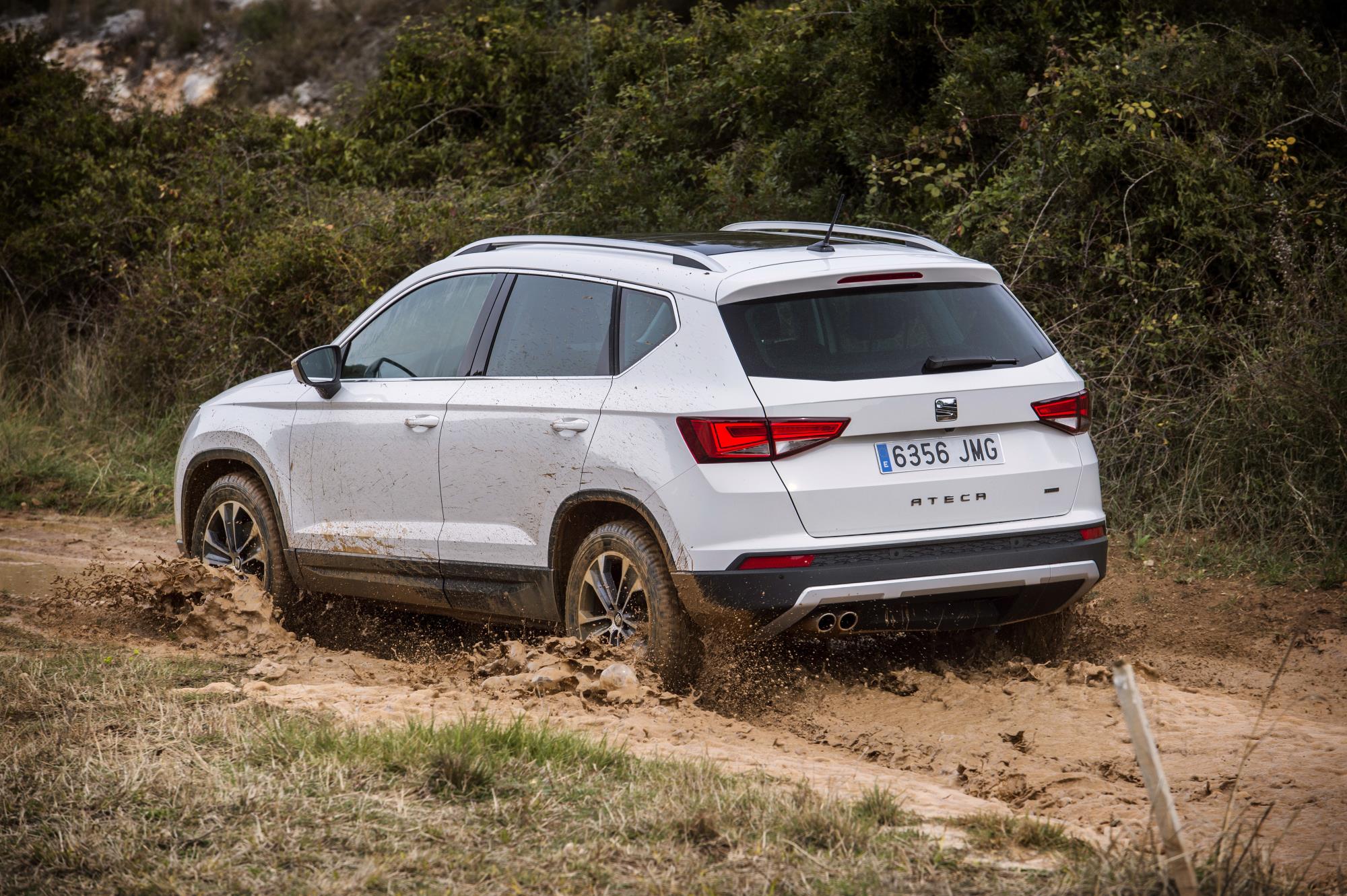 Eerste prijzen Seat Ateca SUV bekend. De nieuwe SUV van het merk komt in september naar Nederland met drie- en viercilinder motoren. We zetten alle uitvoeringen op een rij.