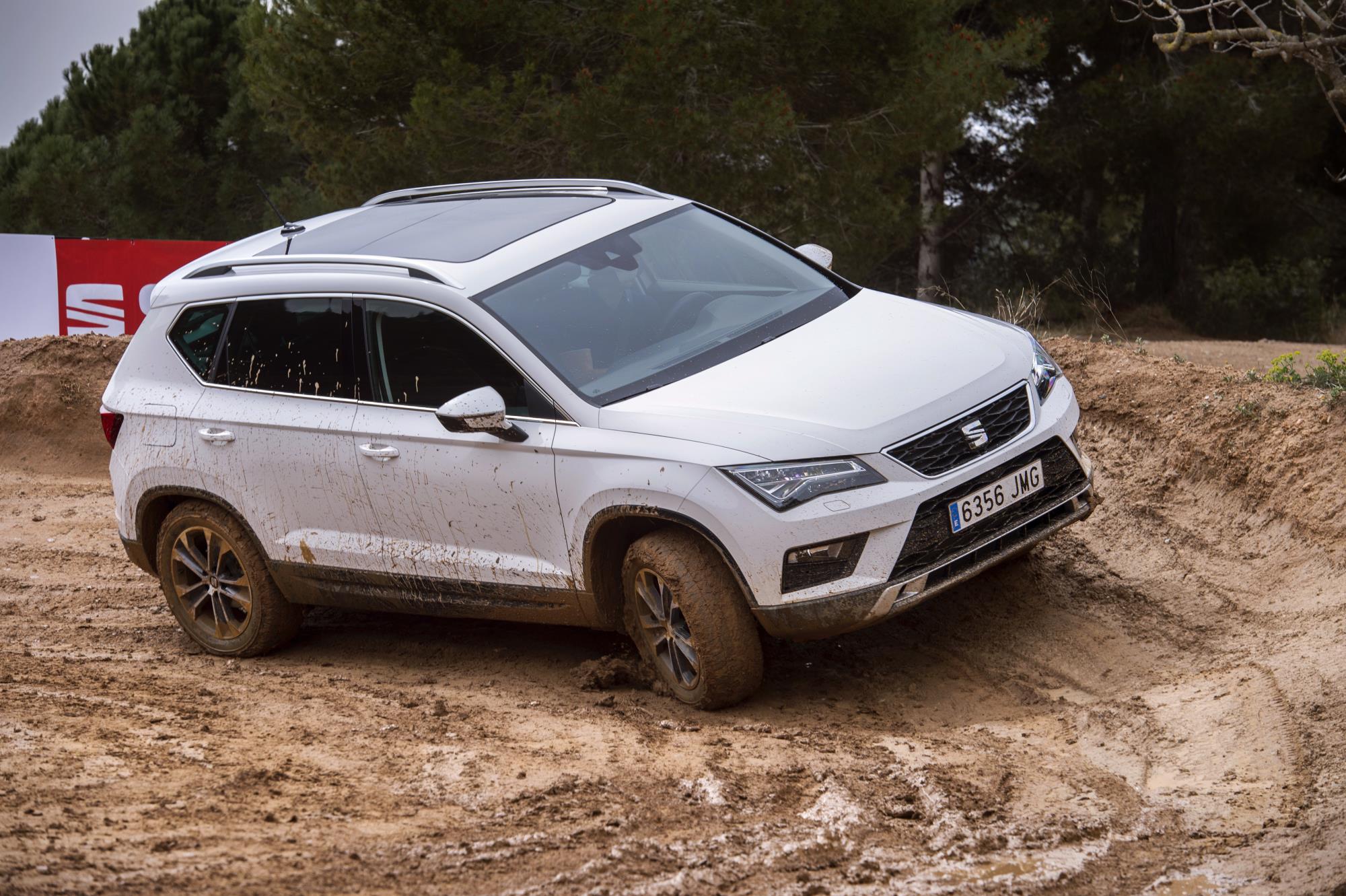 Eerste prijzen Seat Ateca SUV bekend. De nieuwe SUV van het merk komt in september naar Nederland met drie- en viercilinder motoren. We zetten alle uitvoeringen op een rij.