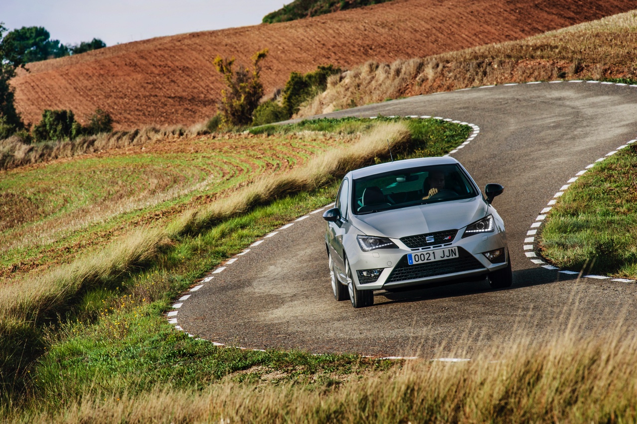 Autotest nieuwe Seat Ibiza Cupra 1.8 TSI. De Facelift van de Ibiza Cupra bezorgt Seat een leuke hot hatch met de beste pret-/prijs verhouding!