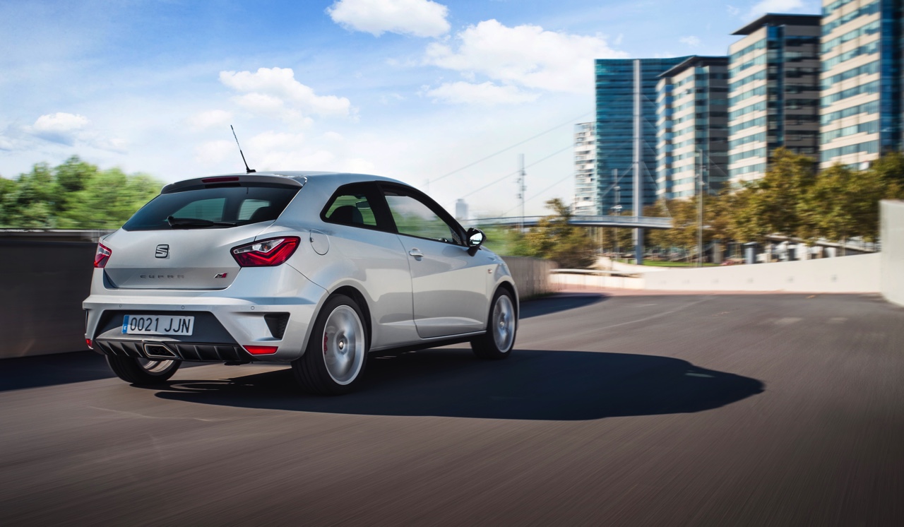 Autotest nieuwe Seat Ibiza Cupra 1.8 TSI. De Facelift van de Ibiza Cupra bezorgt Seat een leuke hot hatch met de beste pret-/prijs verhouding!