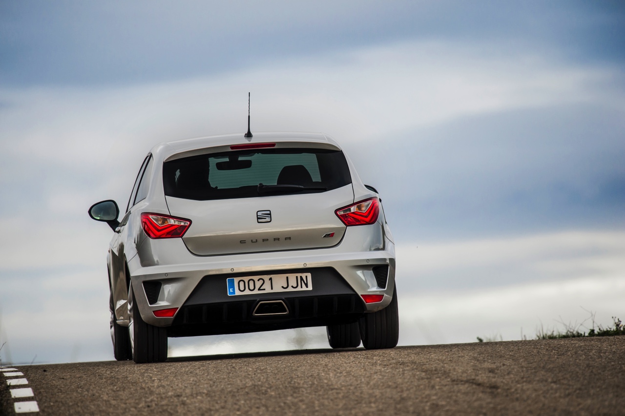 Autotest nieuwe Seat Ibiza Cupra 1.8 TSI. De Facelift van de Ibiza Cupra bezorgt Seat een leuke hot hatch met de beste pret-/prijs verhouding!