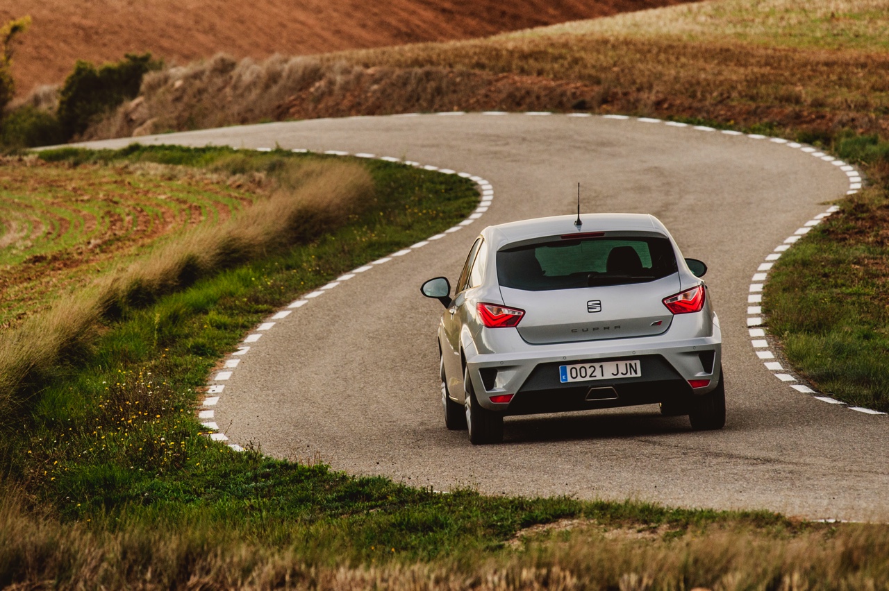 Autotest nieuwe Seat Ibiza Cupra 1.8 TSI. De Facelift van de Ibiza Cupra bezorgt Seat een leuke hot hatch met de beste pret-/prijs verhouding!