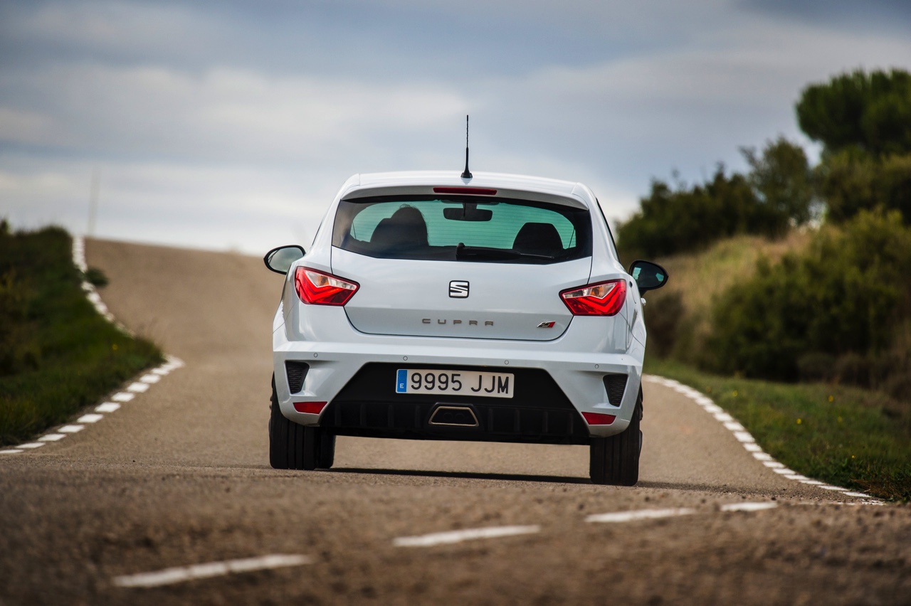 Autotest nieuwe Seat Ibiza Cupra 1.8 TSI. De Facelift van de Ibiza Cupra bezorgt Seat een leuke hot hatch met de beste pret-/prijs verhouding!