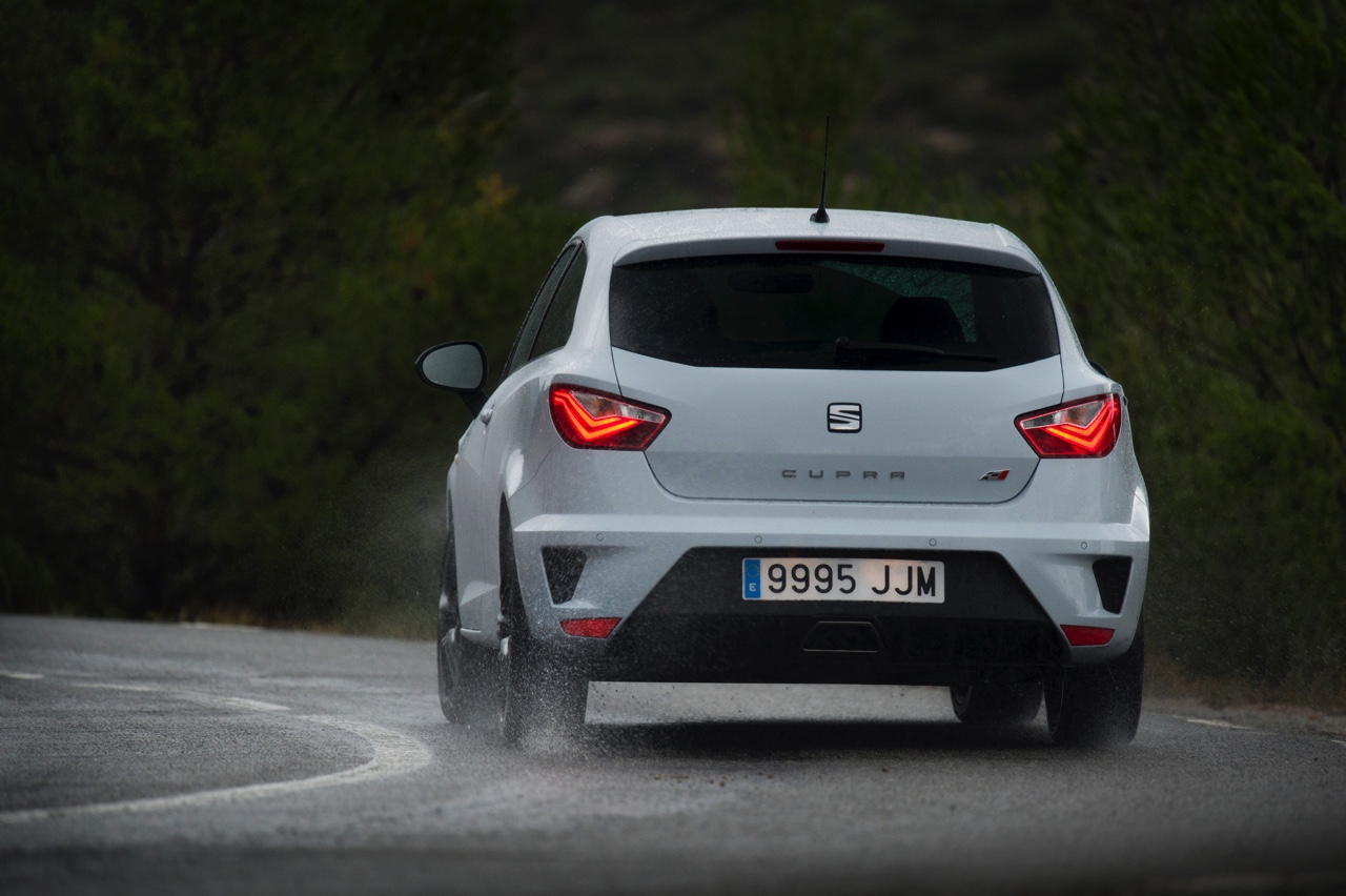 Autotest nieuwe Seat Ibiza Cupra 1.8 TSI. De Facelift van de Ibiza Cupra bezorgt Seat een leuke hot hatch met de beste pret-/prijs verhouding!
