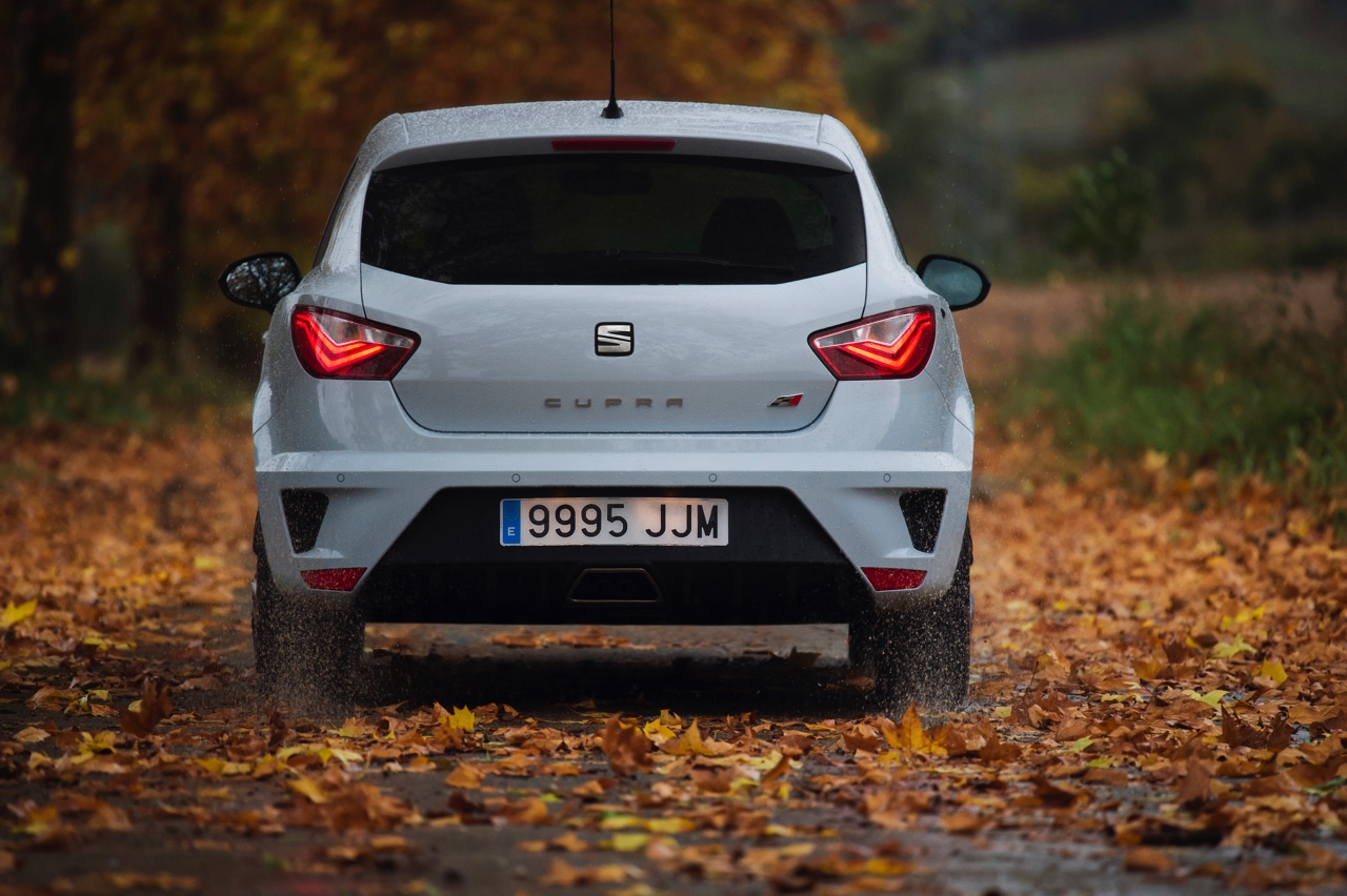 Autotest nieuwe Seat Ibiza Cupra 1.8 TSI. De Facelift van de Ibiza Cupra bezorgt Seat een leuke hot hatch met de beste pret-/prijs verhouding!