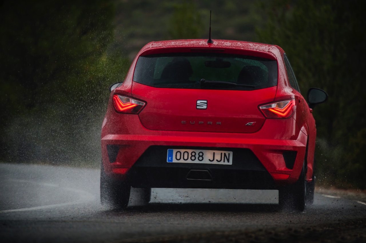 Autotest nieuwe Seat Ibiza Cupra 1.8 TSI. De Facelift van de Ibiza Cupra bezorgt Seat een leuke hot hatch met de beste pret-/prijs verhouding!