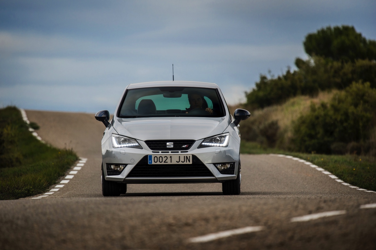 Autotest nieuwe Seat Ibiza Cupra 1.8 TSI. De Facelift van de Ibiza Cupra bezorgt Seat een leuke hot hatch met de beste pret-/prijs verhouding!