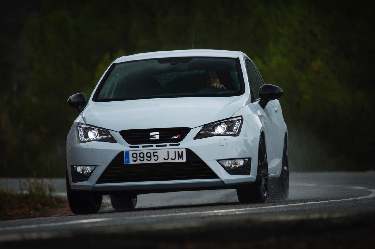 Autotest nieuwe Seat Ibiza Cupra 1.8 TSI. De Facelift van de Ibiza Cupra bezorgt Seat een leuke hot hatch met de beste pret-/prijs verhouding!