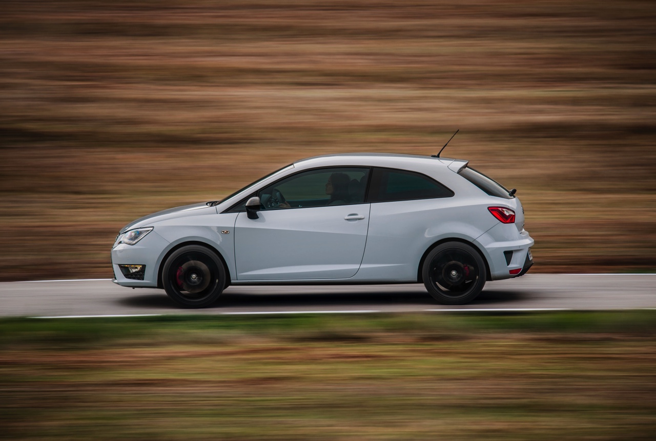 Autotest nieuwe Seat Ibiza Cupra 1.8 TSI. De Facelift van de Ibiza Cupra bezorgt Seat een leuke hot hatch met de beste pret-/prijs verhouding!