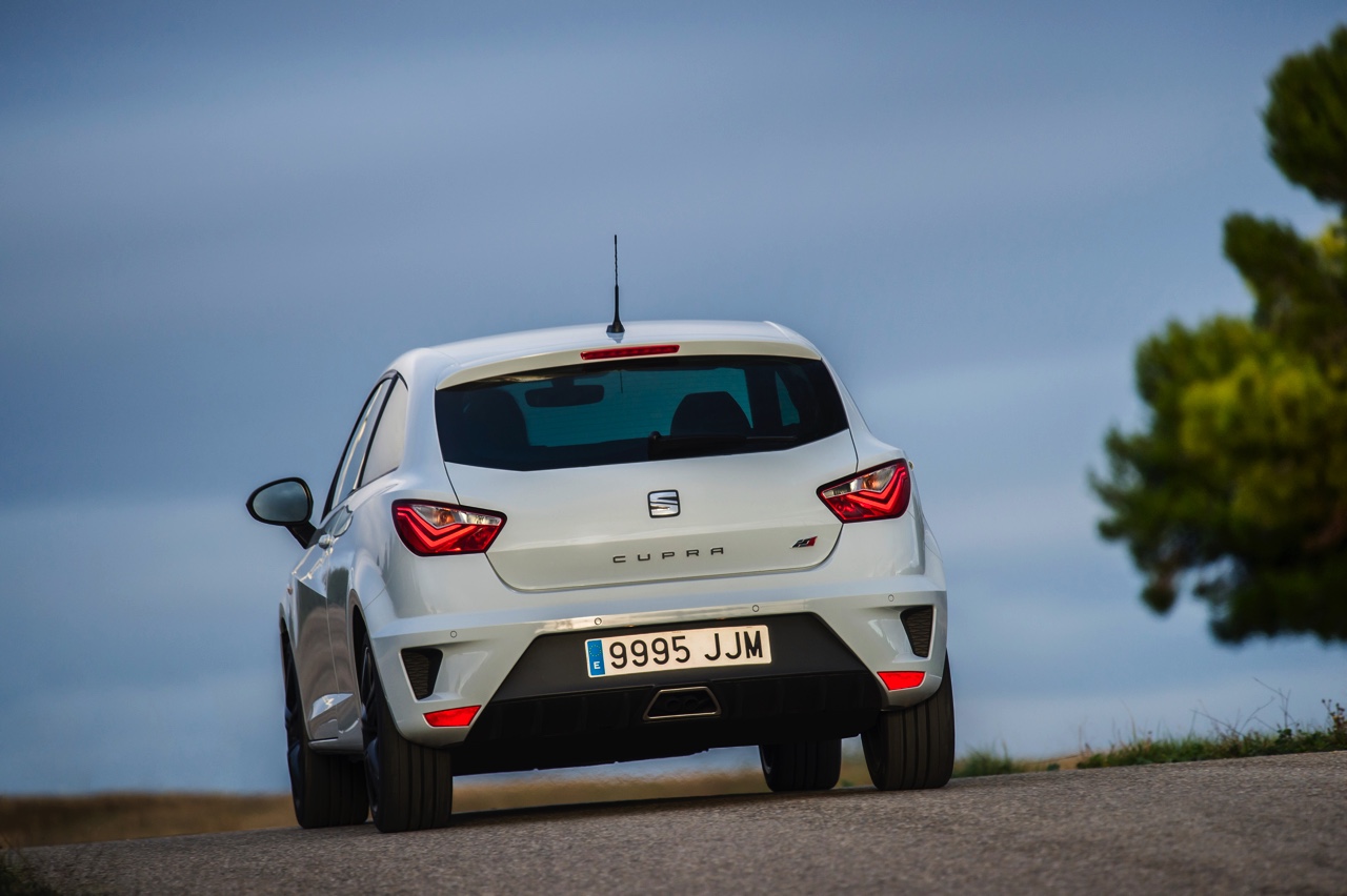 Autotest nieuwe Seat Ibiza Cupra 1.8 TSI. De Facelift van de Ibiza Cupra bezorgt Seat een leuke hot hatch met de beste pret-/prijs verhouding!