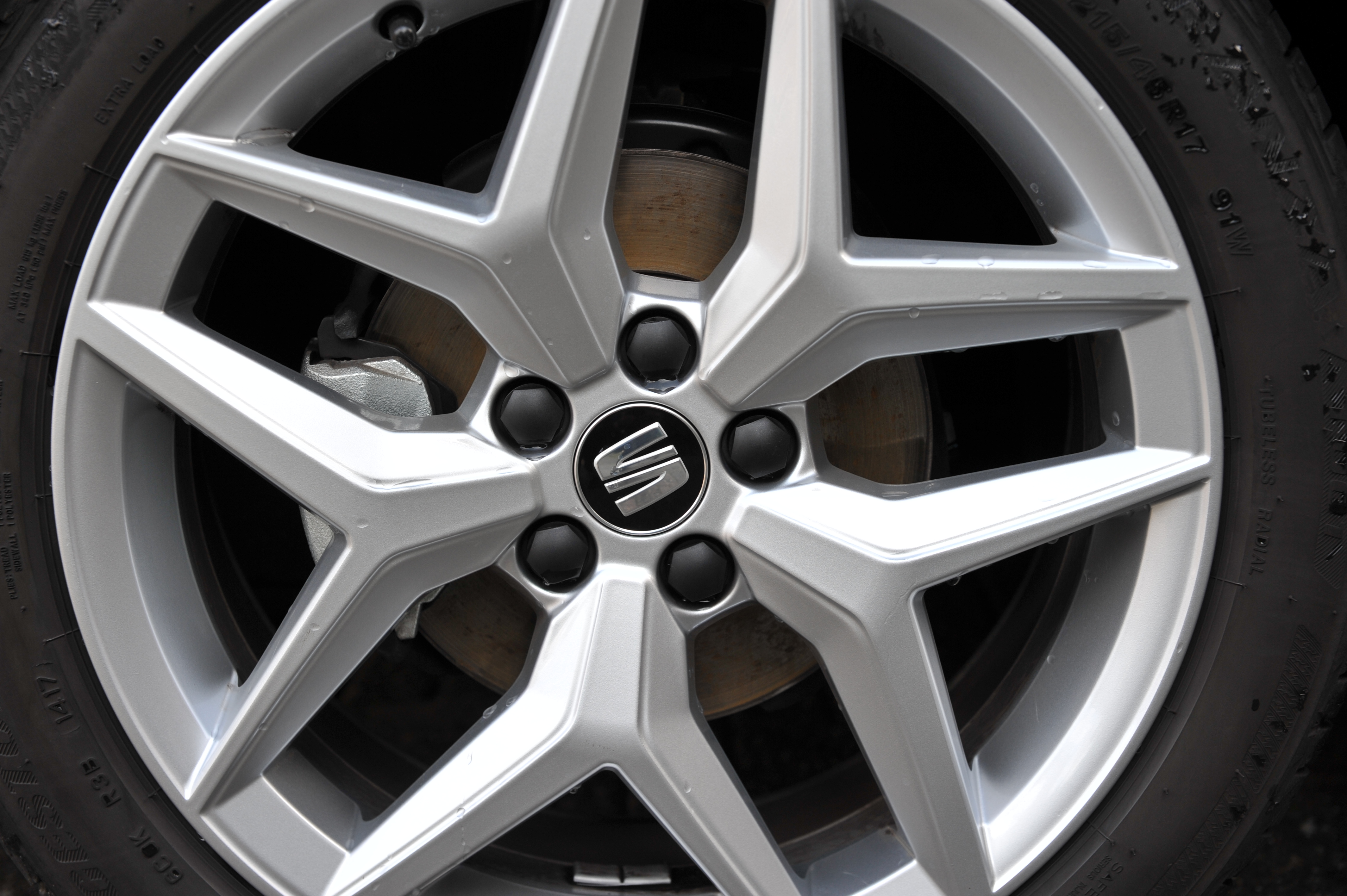 Seat concentreert zich met de nieuwe Ibiza vooral op de 1 liter motor, in de meeste gevallen met turbo. De sportief getinte FR-uitvoering brengt het model precies daar waar het hoort.